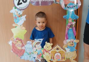Chłopczyk pozuje