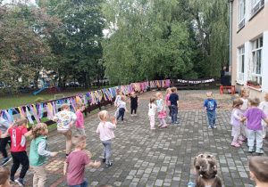 Dzieci tańczą