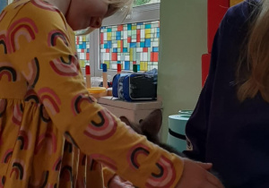 dziewczynka głaszcze kangura