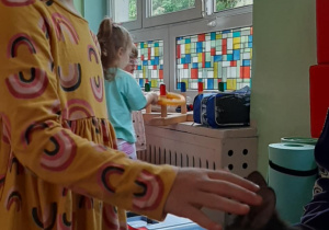 Dziewczynka głaszcze kangura