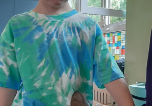 Chłopiec głaszcze kangura