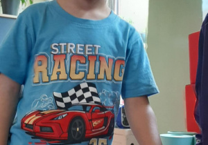 Chłopiec głaszcze kangura