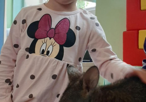 Dziewczynka głaszcze kangura