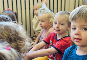 Dzieci słuchają