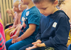 Dzieci słuchają