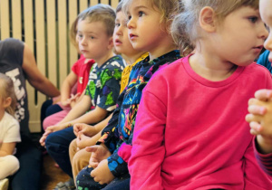 Dzieci słuchają
