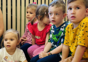 Dzieci słuchają