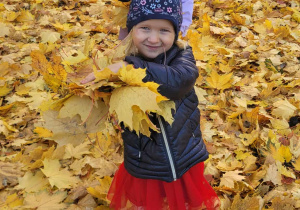 Dzieci bawią się liśćmi