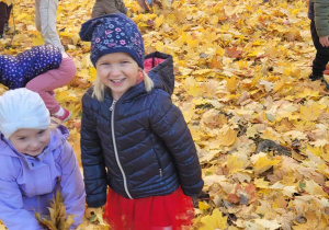 Dzieci bawią się w liściach