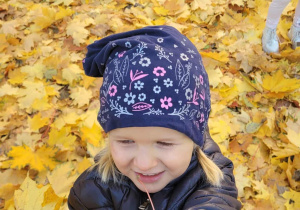 Dzieci bawią się w liściach