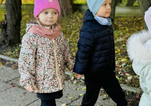 Dzieci spacerują