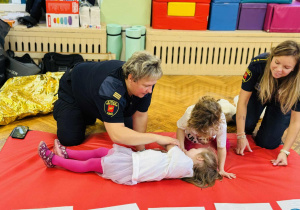 Dzieci uczą się zasad udzielania pierwszej pomocy