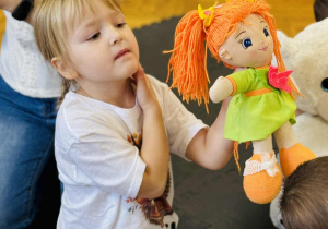 Dzieci uczą się zasad udzielania pierwszej pomocy