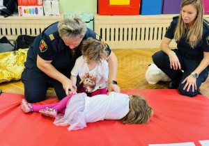 Dzieci uczą się zasad udzielania pierwszej pomocy