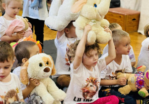 Dzieci uczą się zasad udzielania pierwszej pomocy