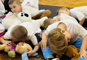 Dzieci uczą się zasad udzielania pierwszej pomocy