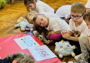 Dzieci uczą się zasad udzielania pierwszej pomocy