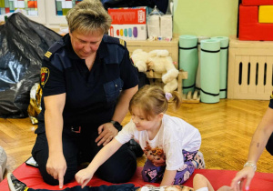 Dzieci uczą się zasad udzielania pierwszej pomocy