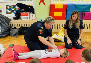 Dzieci uczą się zasad udzielania pierwszej pomocy