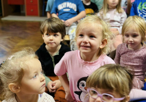 Dzieci oglądają przedstawienie