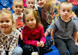 Dzieci oglądają przedstawienie