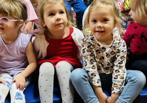 Dzieci oglądają przedstawienie