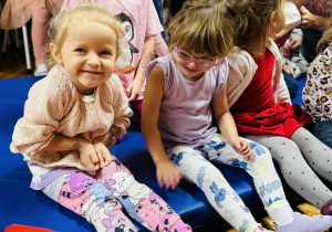 Dzieci oglądają przedstawienie