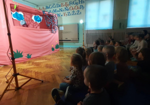 Dzieci oglądają przedstawienie