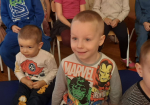 Dzieci oglądają przedstawienie