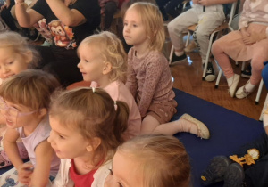 Dzieci oglądają przedstawienie