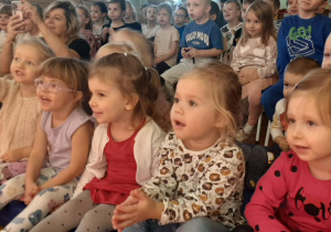 Dzieci oglądają przedstawienie