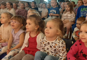 Dzieci oglądają przedstawienie