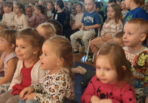 Dzieci oglądają przedstawienie