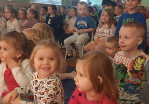 Dzieci oglądają przedstawienie