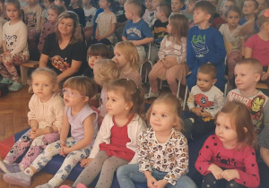 Dzieci oglądają przedstawienie