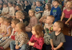 Dzieci oglądają przedstawienie