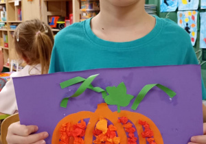 dzieci prezentują gotowe prace