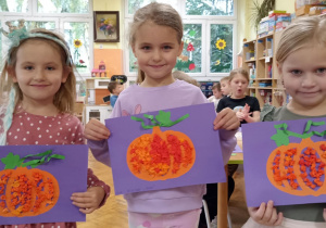 dzieci prezentują gotowe prace