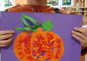 dzieci prezentują gotowe prace