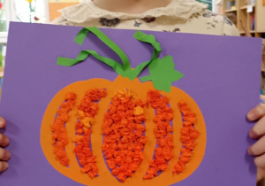 dzieci prezentują gotowe prace