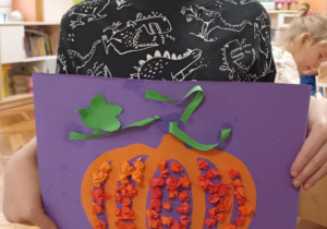 dzieci prezentują gotowe prace