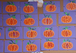 prace plastyczne przypięte do tablicy