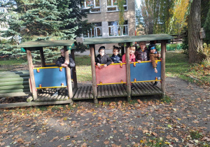 dzieci stoją w pociągu