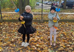 dziewczynki bujają się na linach