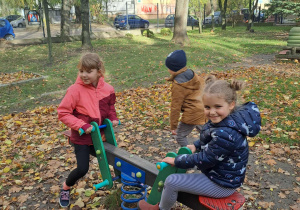dziewczynki bujają się na huśtawce