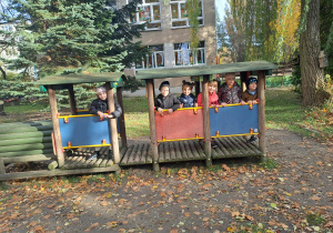 dzieci stoją w pociągu