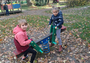 dziewczynki bujają się na huśtawce