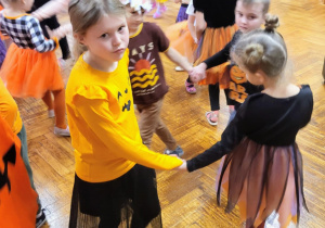 dzieci tańczą