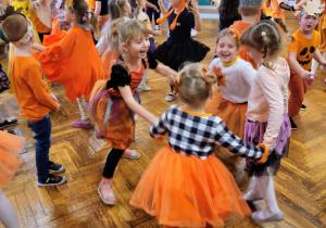 dzieci tańczą