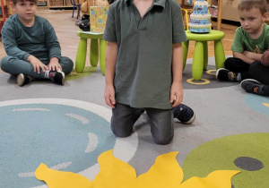 Chłopiec zdmuchuje świeczki